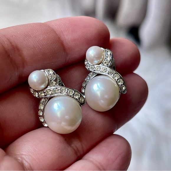 Marvella | Vintage | Faux Pearl Crystal Silver Tone Clip On Earrings - Picture 2 of 14